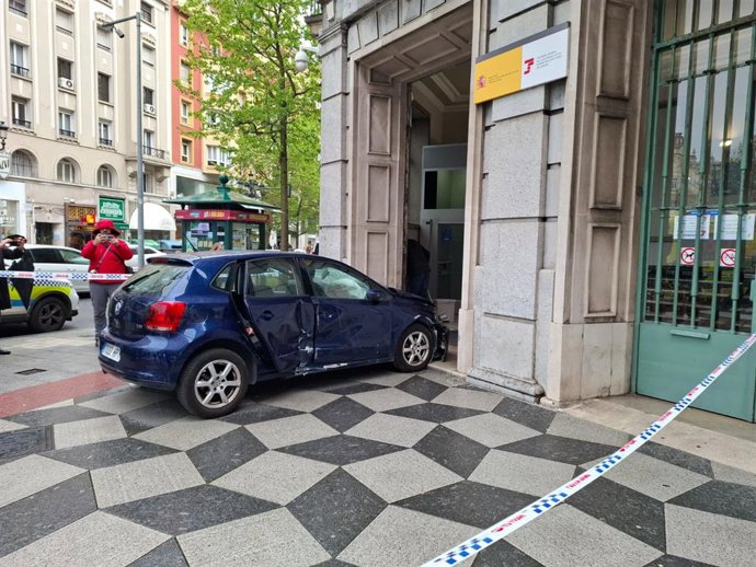 Coche empotrado en la sede de la Seguridad Social de Santander