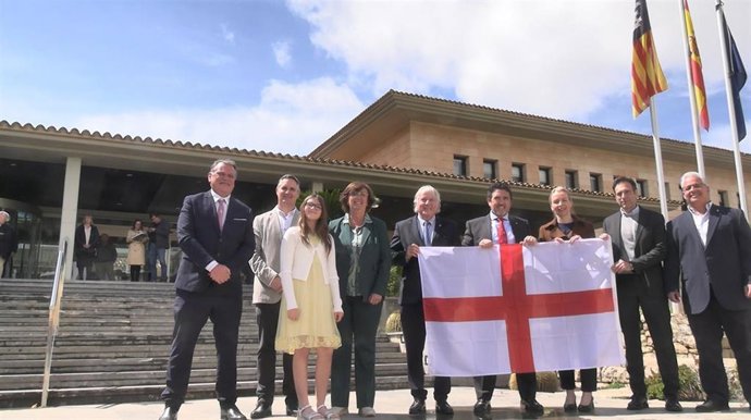 El alcalde del Ayuntamiento de Calvià, Juan Antonio Amengual, junto a la vicecónsul británica en Baleares, Rachel Watkins, y el conseller insular de Turismo, Marcial Rodríguez, con motivo de la celebración de Saint George.