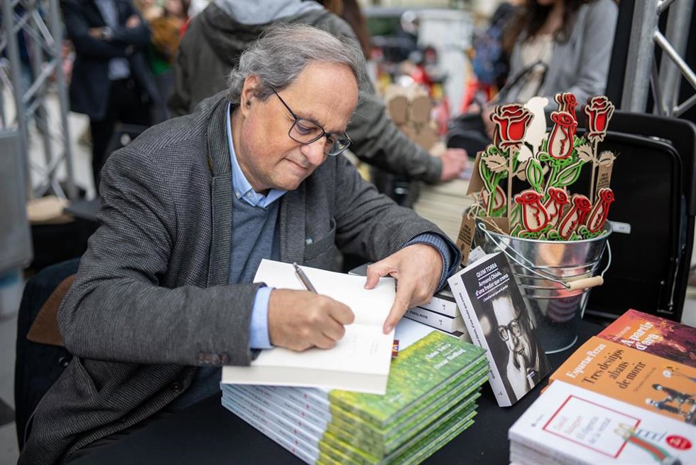 El expresidente de la Generalitat de Catalunya Quim Torra durante la firma de libros en el día de Sant Jordi 2024, a 23 de abril de 2024, en Barcelona, Catalunya (España). Barcelona acoge como cada año la festividad de Sant Jordi y engalana la ciudad de