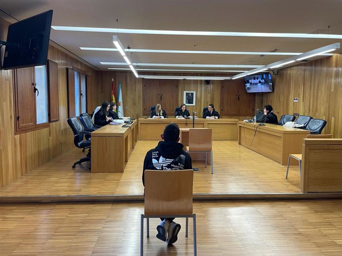 El joven acusado de un presunto delito continuado de violación en Vilalba (Lugo), durante la celebración de la vista este martes en la sección segunda de la Audiencia Provincial de Lugo. En Lugo, a 23 de abril de 2024.