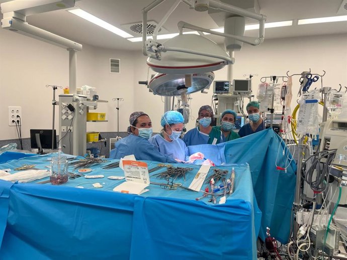 Quirófano del HUCA con el personal sanitario que hizo la intervencion de valvulas aórticas.
