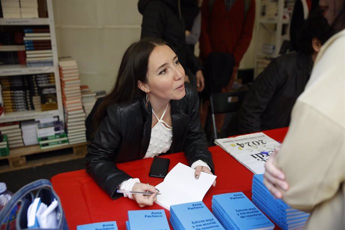 La escritora Ana Pacheco durante la firma de libros en el día de Sant Jordi 2024, a 23 de abril de 2024, en Barcelona, Catalunya (España). Barcelona acoge como cada año la festividad de Sant Jordi y engalana la ciudad de rosas rojas. Además, la actividad 