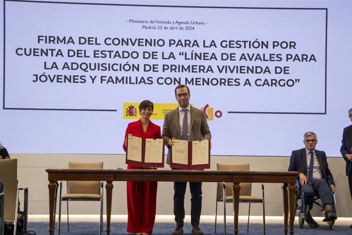La ministra de Vivienda y Agenda Urbana, Isabel Rodríguez, y el ministro de Economía, Comercio y Empresa, Carlos Cuerpo,  durante la firma de la línea ICO de avales para la adquisición de la primera vivienda. A 23 de abril de 2024.