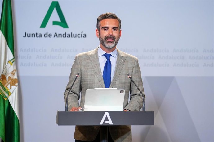 El consejero de Sostenibilidad, Medio Ambiente y Economía Azul y portavoz del Gobierno, Ramón Fernández-Pacheco, comparece en la rueda de prensa posterior al Consejo de Gobierno. 