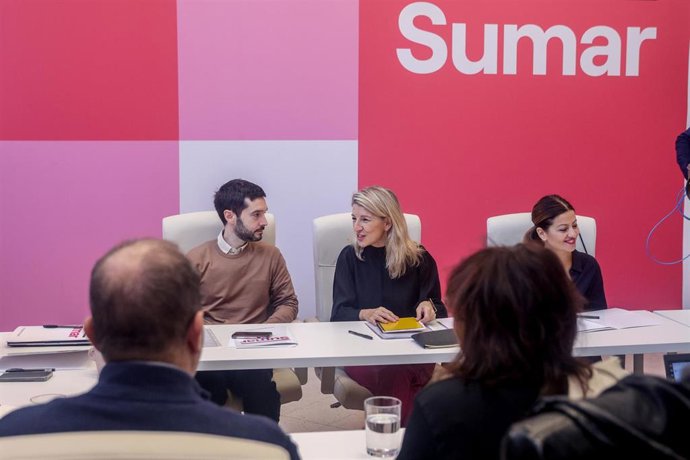 Archivo - (I-D) El ministro de Derechos Sociales, Consumo y Agenda 2030, Pablo Bustinduy, la líder de Sumar, Yolanda Díaz, y la ministra de Juventud e Infancia, Sira Rego,, en el Espacio Rastro, a 2 de diciembre de 2023, en Madrid (España). 