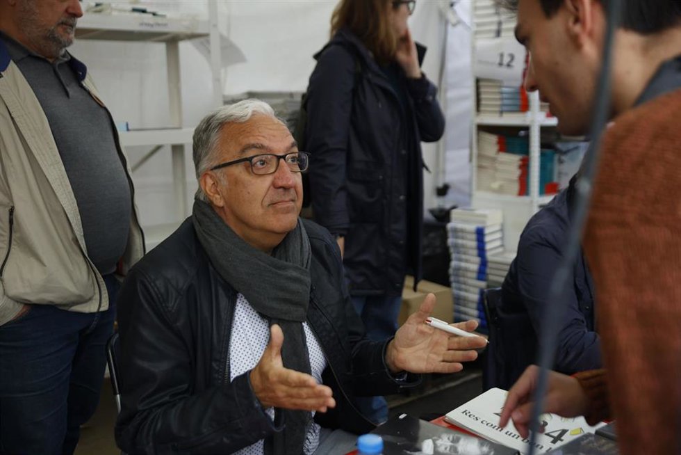 El escritor Xavier Pla durante la firma de libros en el día de Sant Jordi 2024, a 23 de abril de 2024, en Barcelona, Catalunya (España). Barcelona acoge como cada año la festividad de Sant Jordi y engalana la ciudad de rosas rojas. Además, la actividad 