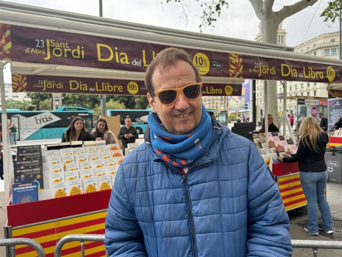 El escritor Albert Espinosa en Barcelona por Sant Jordi