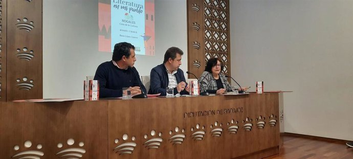 Presentación del programa 'Literatura en mi pueblo' en la sala de prensa de la Diputación Provincial de Badajoz.