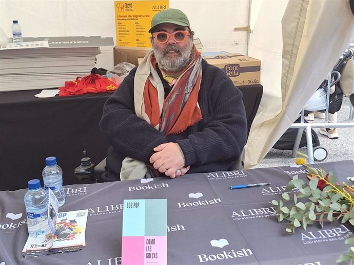 El escritor y periodista Bob Pop, autor del libro 'Como las grecas', en el puesto de la Librería Alibri en Passeig de Gràcia de Barcelona en la Diada de Sant Jordi de 2024