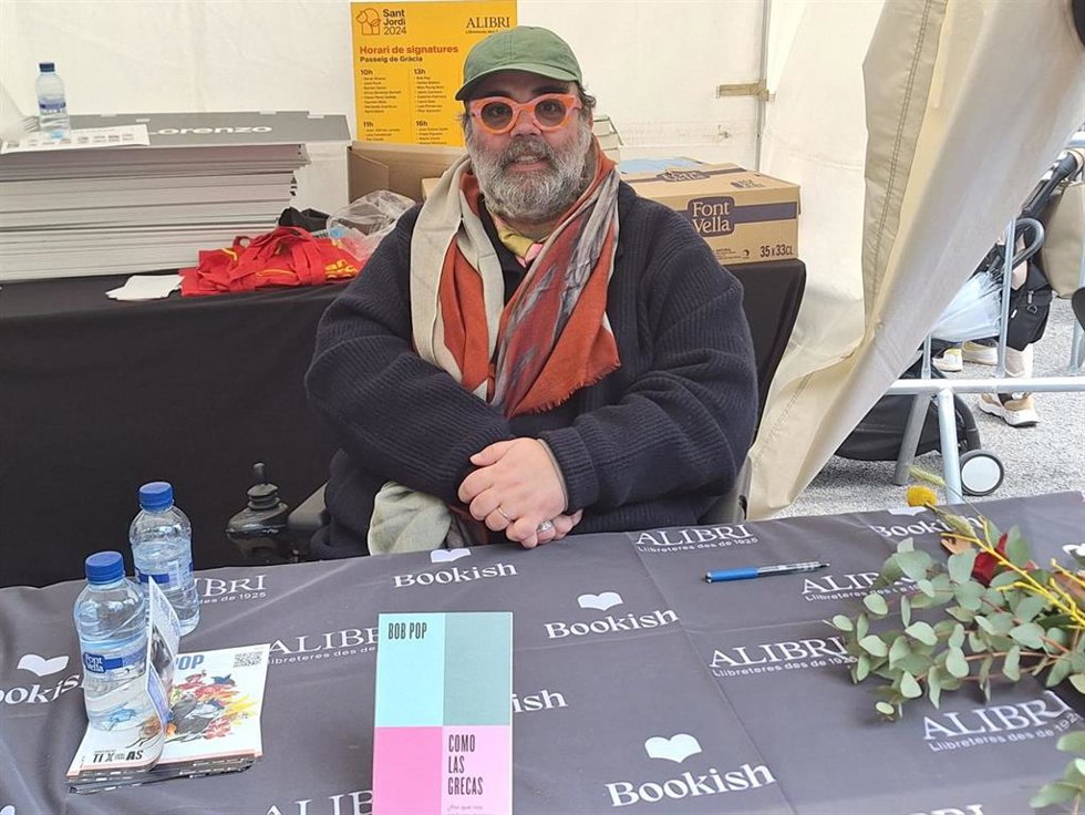 El escritor y periodista Bob Pop, autor del libro 'Como las grecas', en el puesto de la Librería Alibri en Passeig de Grcia de Barcelona en la Diada de Sant Jordi de 2024