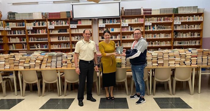 Entrega a la prisión de Jaén de los libros recogidos en la campaña solidaria.