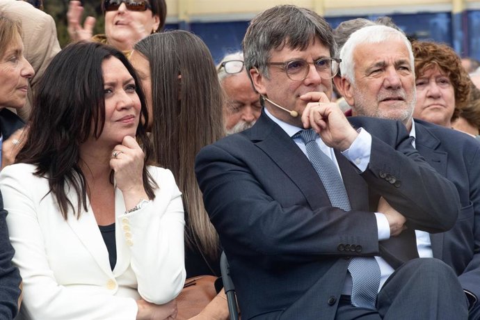 El expresidente de la Generalitat y candidato de Junts a las elecciones catalanas, Carles Puigdemont, y su mujer, Marcela Topor, durante un acto de Junts+, a 6 de abril de 2024, en Elna (Francia).