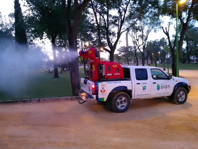 Labores de prevención de mosquitos en parques y jardines impulsada por el Consistorio nazareno.