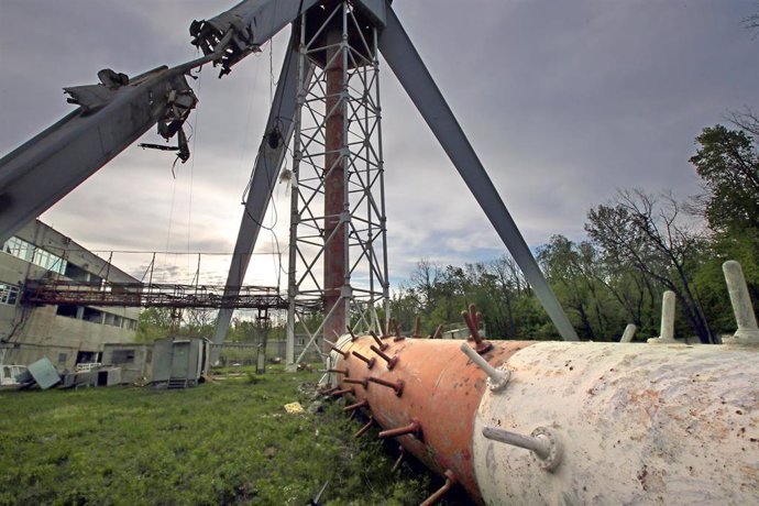 Parte de la torre de telecomunicaciones de Járkov en el suelo tras un ataque de las Fuerzas Armadas de Rusia