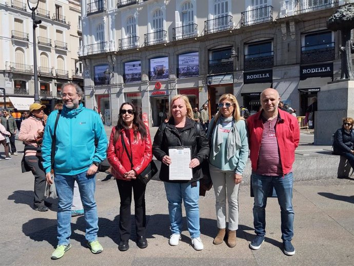 Representantes de la Plataforma por la Climatización y Adecuación de los Centros Públicos de la Comunidad inician en la Puerta del Sol la recogida de firmas para que la Asamblea debata su ILP.