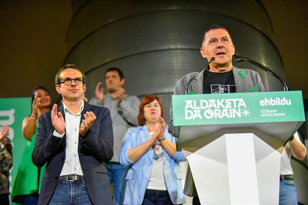 El coordinador general de la coalición, Arnaldo Otegi, comparece ante los medios durante el seguimiento de la jornada electoral de elecciones vascas, en BILBAO