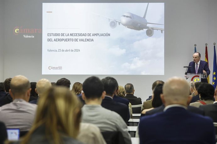 El president de la Cambra de comer de Valncia, Vicente Morata (d), intervé durant la presentació de l'estudi 'Impacte econmic de l'ampliació de l'aeroport de Valncia'