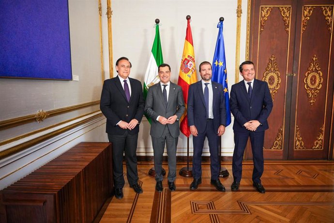El presidente de la Junta, Juanma Moreno, el presidente de Escribano Mechanical & Engineering, Javier Escribano Ruiz,  el alcalde de Córdoba, José María Bellido,  y el consejero de Universidad, Investigación e Innovación José Carlos Gómez Villamandos. 
