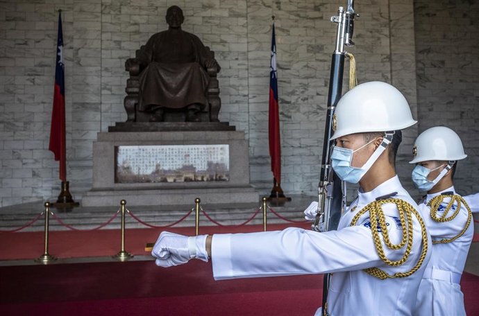 Archivo - Varios soldados realizan el cambio de guardia frente a un memorial a Chiang Kai Shek en Taipéi. 