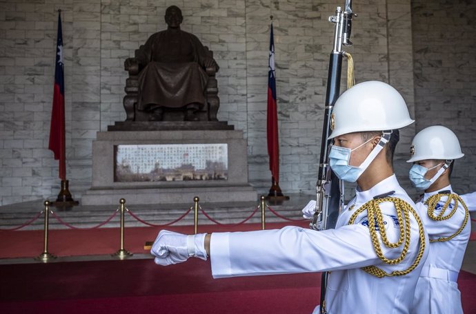 Archivo - Varios soldados realizan el cambio de guardia frente a un memorial a Chiang Kai Shek en Taipéi.