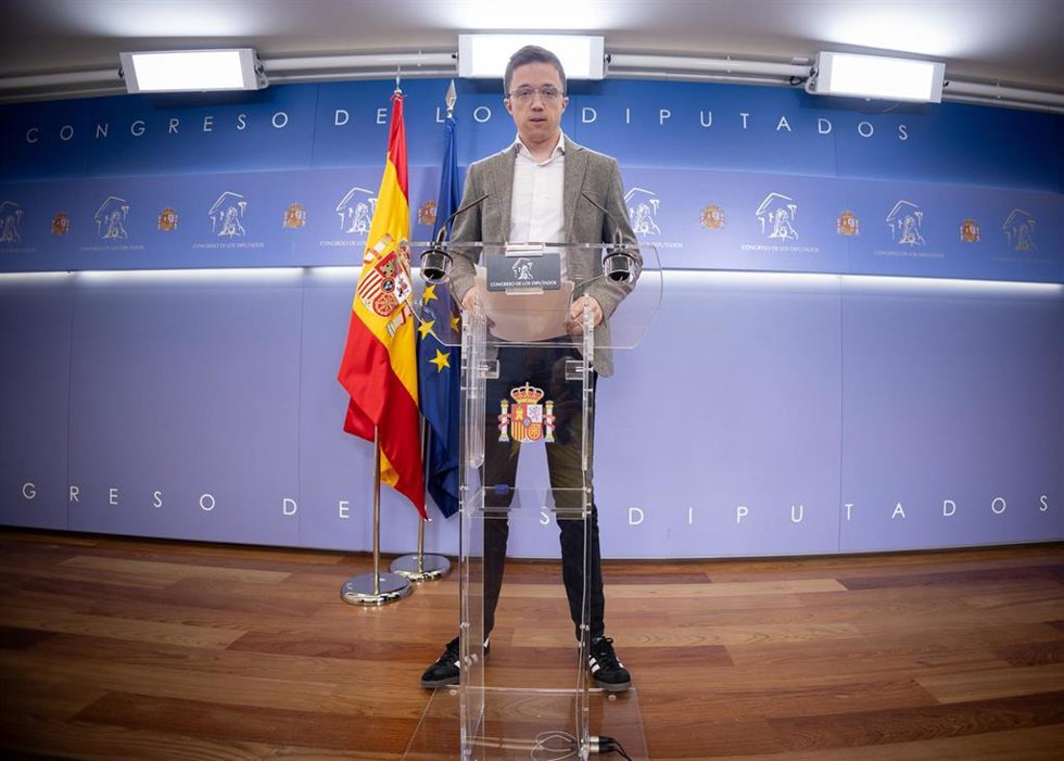 El líder de Más País, Iñigo Errejón, durante una rueda de prensa posterior a la Junta de Portavoces, en el Congreso de los Diputados, a 23 de abril de 2024, en Madrid (España).