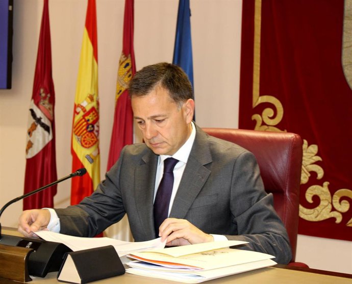 El alcalde de Albacete, Manuel Serrano, durante el pleno extraordinario de presupuestos.