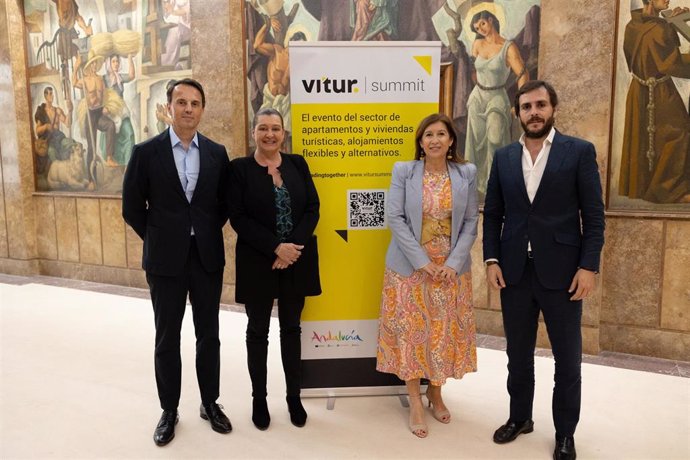 Presentación de Vitur Summit con representantes de la Junta de Andalucía, la Diputación provincial y el Ayuntamiento de Málaga, así como de la propia organización del encuentro y de la asociación AVVAPro.
