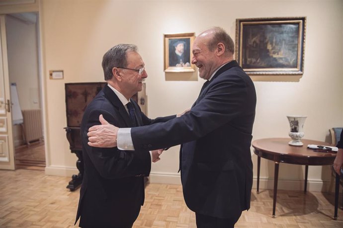 El secretario de Estado de Educación, José Manuel Bar, saluda al presidente del Gobierno de Ceuta, Juan Vivas, a su llegada.