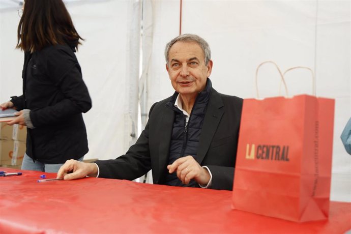 Zapatero este martes en Barcelona firmando su libro