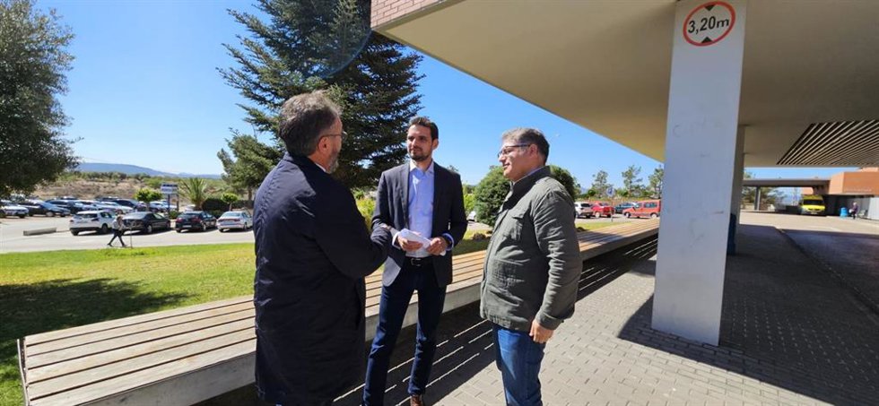 El viceportavoz del Grupo Parlamentario Popular en las Cortes de Castilla-La Mancha, Santiago Serrano; el alcalde, Manuel Serena, y el diputado del PP, Juan Antonio Moreno.