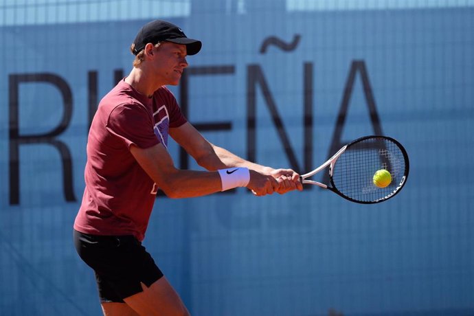 El tenista italiano Jannik Sinner entrena en la Caja Mágica 