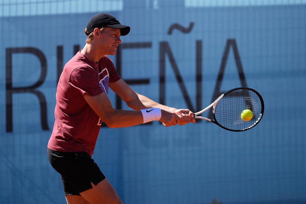 El tenista italiano Jannik Sinner entrena en la Caja Mágica