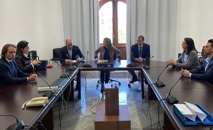 La concejala de Recursos Técnicos y Humanos, Julia Climent, mantiene una reunión con la Asociación de Residentes Damnificados por el incendio de Campanar (Ardic)