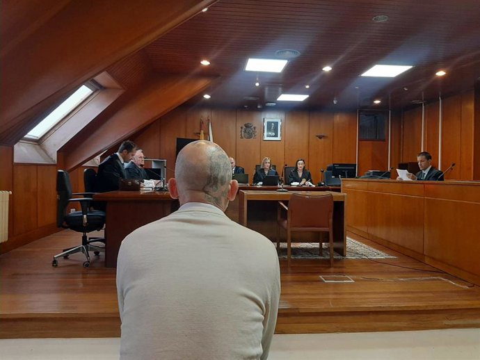 El tatuador acusado de agredir sexualmente a una clienta, en el juicio contra él en la Audiencia de Cantabria