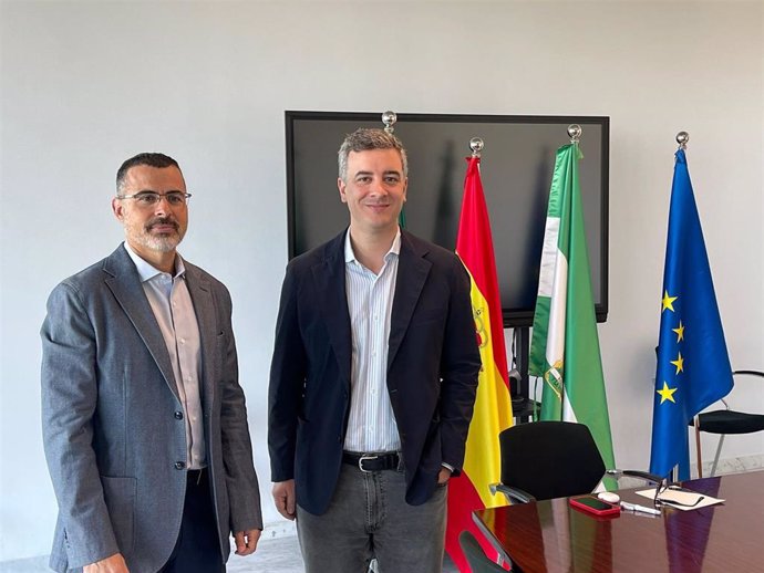 El vicepresidente de Prodetur, Rodrigo Rodríguez Hans, con el presidente del comité provincial de la Federación Andaluza de Empresas Cooperativas de Trabajo (FAECTA), Francisco Javier Roldán