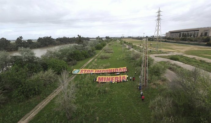 Imagen de marzo de este año de una protesta ecologista contra los vertidos de la mina de Aznalcóllar.