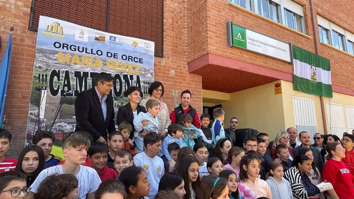 Acto en el nuevo colegio María Pérez