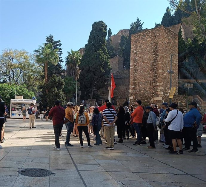 Un grupo de turistas en el centro de Málaga capital cerca de la Alcazaba.
