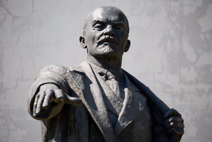 Archivo - Imagen de archivo de una estatua de Lenin en Estonia.