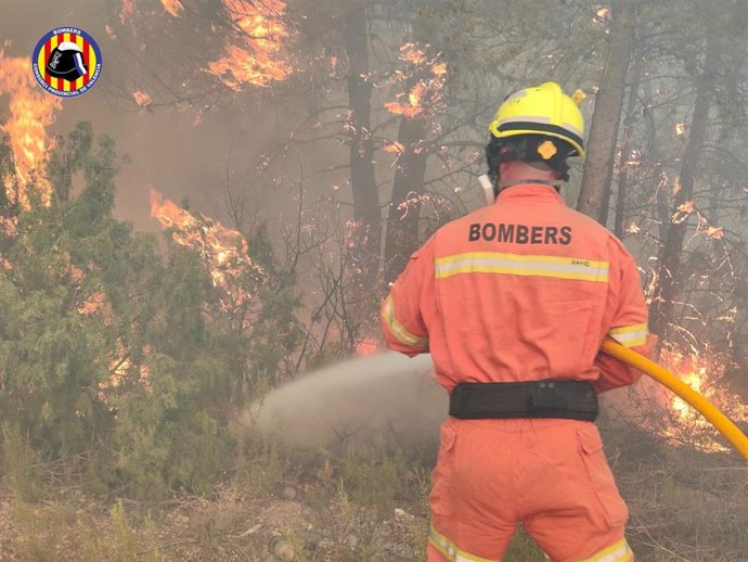 Archivo - Un bombero en un incendio forestal, en una imagen de archivo