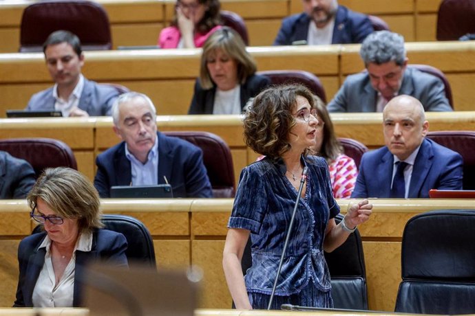 La vicesecretaria general del PSOE y vicepresidenta primera del Gobierno, María Jesús Montero, durante una sesión de control al Gobierno, en el Senado, a 9 de abril de 2024, en Madrid (España). Entre las preguntas realizadas han destacado algunas al Minis