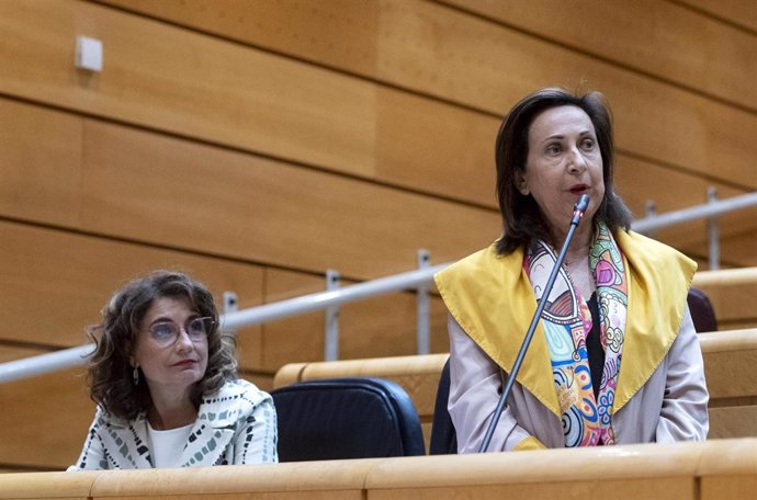 Archivo - La ministra de Hacienda y Función Pública, María Jesús Montero (i) y la ministra de Defensa, Margarita Robles (d), interviene en una sesión de control al Gobierno en el Senado, a 24 de mayo de 2022, Madrid (España). El Grupo Parlamentario Nacion