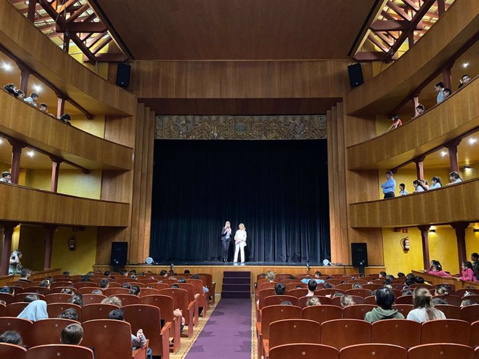 Escolares de San Fernando en una representación musical en el Real Teatro de las Cortes