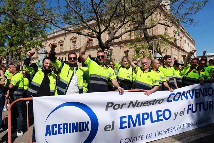 Trabajadores de Acerinox en la concentración en las puertas del Parlamento Andaluz el pasado día 11.