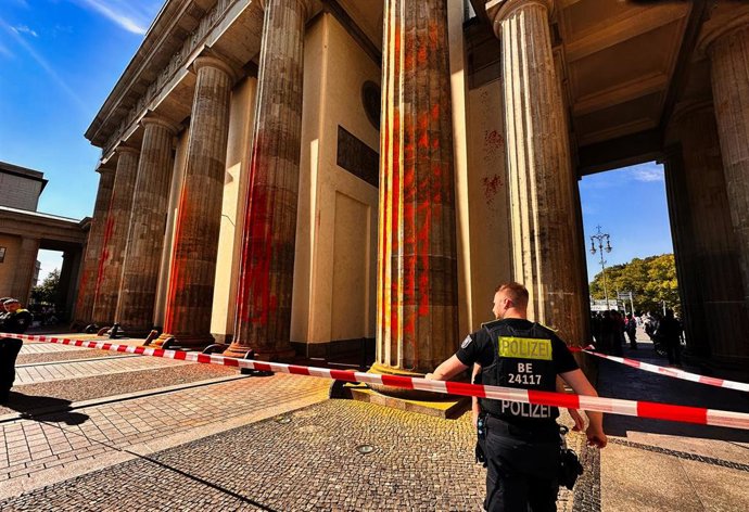 Archivo - 17 September 2023, Berln, Berlin: Members of the climate protection group Last Generation have sprayed the Brandenburg Gate in Berlin with orange paint. Photo: Paul Zinken/dpa