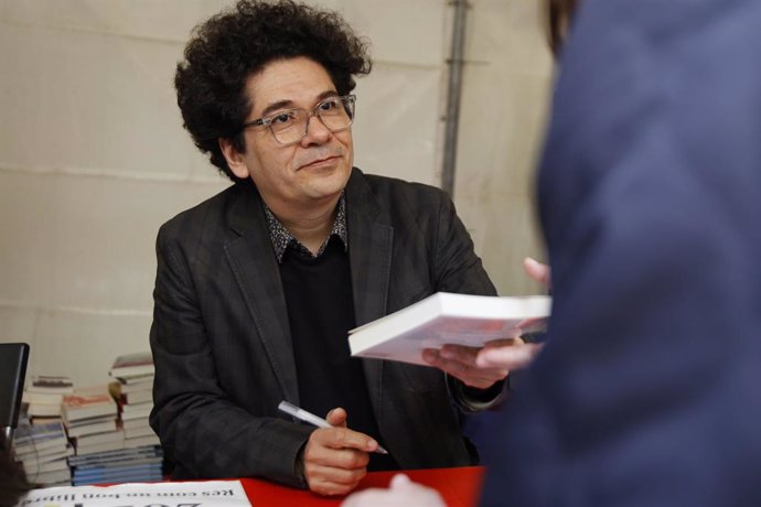 El escritor Juan Pablo Villalobos durante la firma de libros en el día de Sant Jordi 2024, a 23 de abril de 2024, en Barcelona, Catalunya (España). Barcelona acoge como cada año la festividad de Sant Jordi y engalana la ciudad de rosas rojas. Además, la a