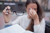Foto: Leer con poca luz puede aumentar la miopía en personas jóvenes, según expertos