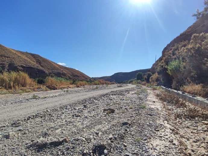 Archivo - Camino en el cauce del Río Andarax (Almería).