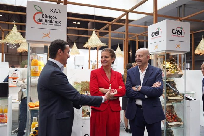 La empresaria y presentadora Samatha Vallejo-Nágera visita el expositor de Sabores Almería en el Salón Gourmets.