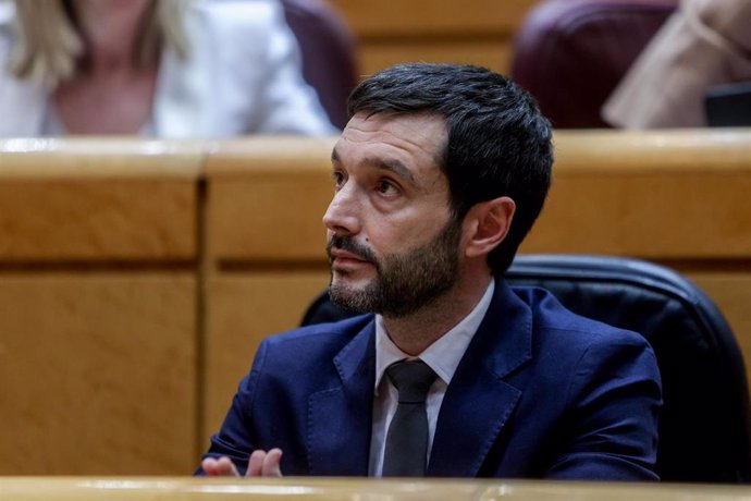 El ministro de Derechos Sociales, Consumo y Agenda 2030, Pablo Bustinduy, durante una sesión de control al Gobierno, en el Senado, a 9 de abril de 2024, en Madrid (España). 